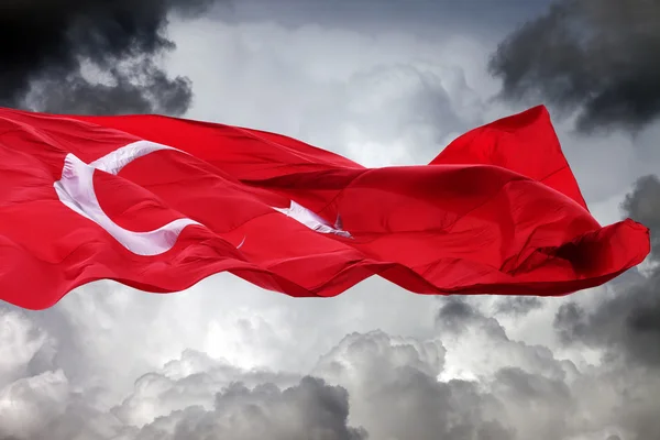 Sventolando la bandiera della Turchia contro nubi di tempesta — Foto Stock
