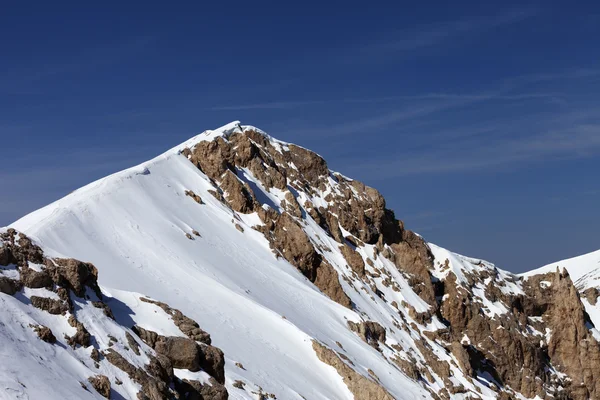 Vrchol hory s římsou sníh — Stock fotografie