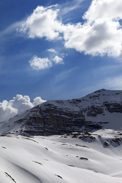 Güneşli bir gün dağda kar — Stok fotoğraf