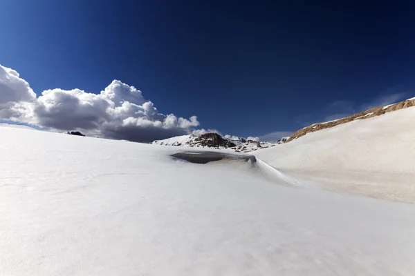 Pendio di neve con cornicione — Foto Stock