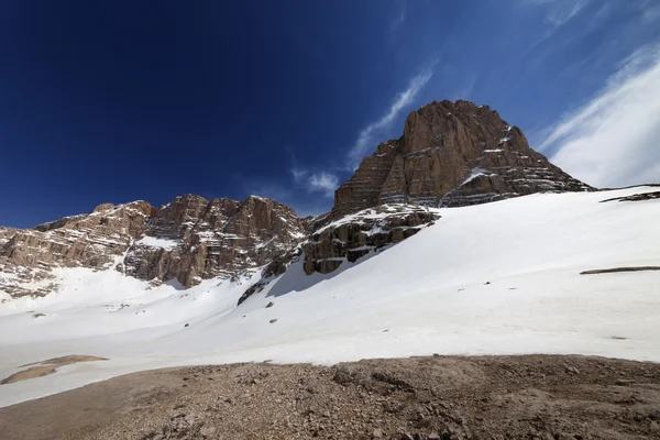 Nieve, rocas y cielo — Foto de Stock