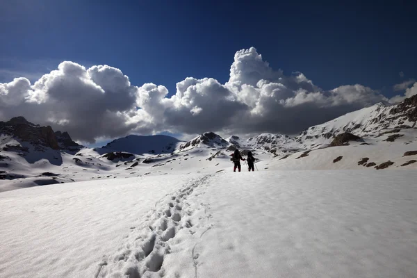Hikers on snow plateau — Stock Photo, Image