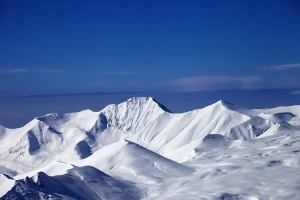 Snow plateau and blue sky — Stock Photo, Image