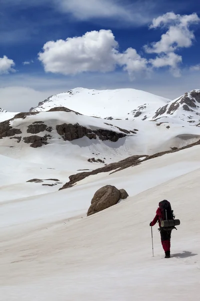 Excursionista en montañas nevadas — Foto de Stock