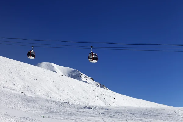 缆车电梯及滑雪坡 — 图库照片