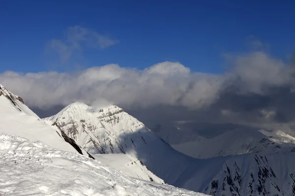 冬の山と雲と青い空 — ストック写真