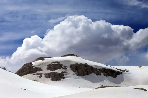 Σκι πλαγιά και μπλε ουρανό — Stockfoto