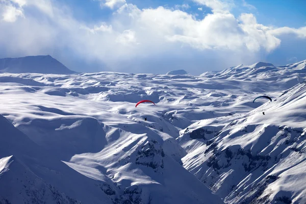 Speed flying in winter mountains — Stock Photo, Image