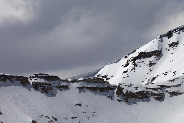 Topo de montanhas com cornija de neve — Fotografia de Stock