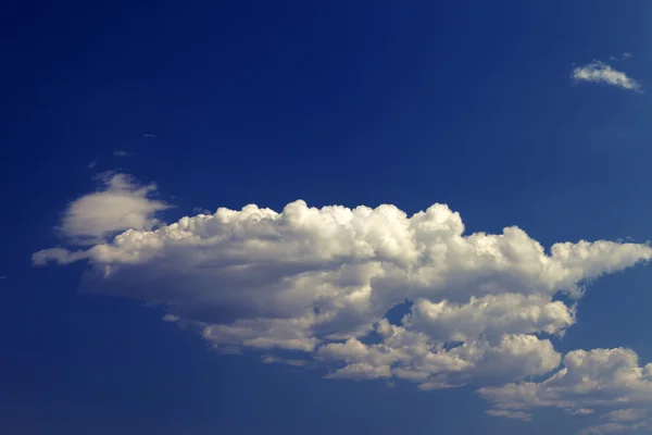 太陽の日に雲と青い空 — ストック写真