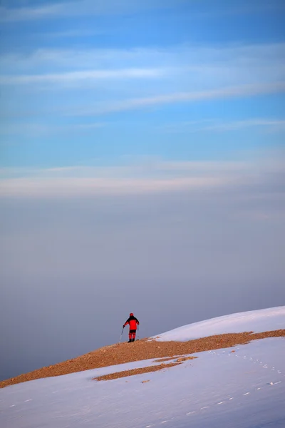Wanderer am Rand der Klippe im Sonnenaufgang — Stockfoto