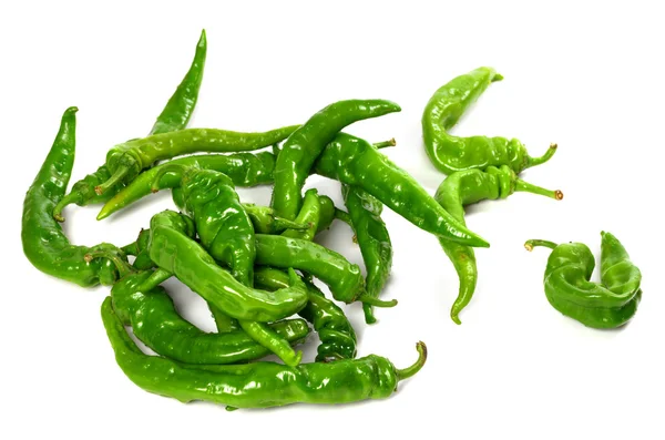 Zelené papriky s kapkami vody — Stock fotografie