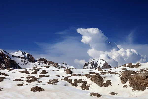 Montagne in una bella giornata — Foto Stock