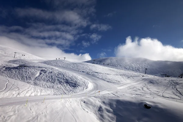 Skigebiet mit Pisten und Ratrac Hang. — Stockfoto