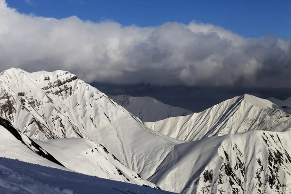 Montagnes ensoleillées en soirée — Photo