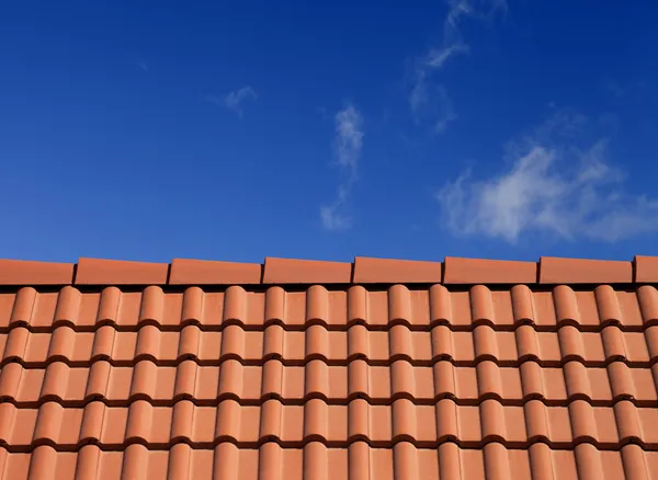 Плитка даху на тлі блакитного неба Стокове Зображення