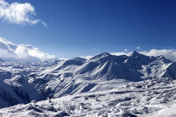 Montagne di neve in una bella giornata — Foto Stock