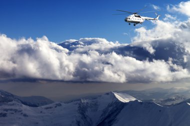 Kış dağlarda helikopter