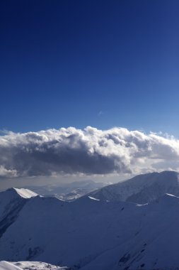 kar dağlar ve mavi gökyüzü. kayak pisti göster.