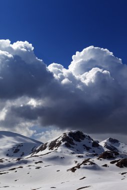 kar dağlar ve mavi gökyüzü
