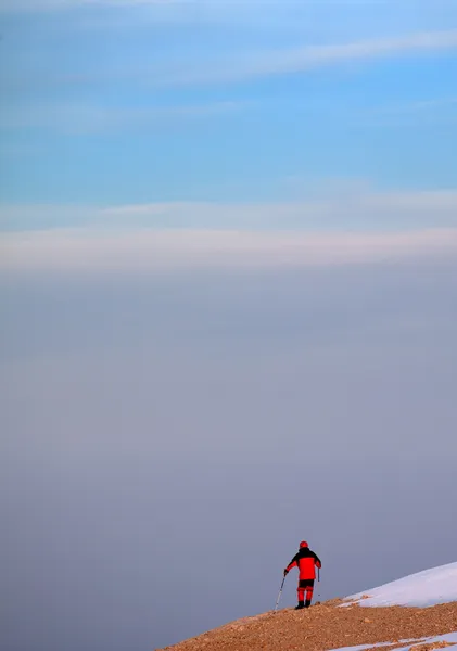 Turysta na skraju klifu w sunrise — Zdjęcie stockowe