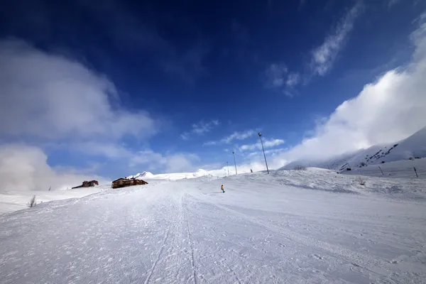 Snowboarder σε πίστα πλαγιά στην όμορφη μέρα — Φωτογραφία Αρχείου