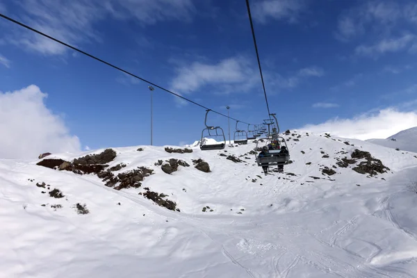 Cadeira-elevador em montanhas de inverno — Fotografia de Stock