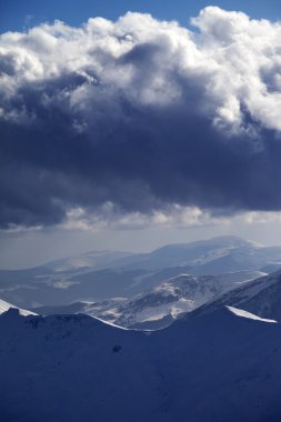 dağlarda kar ve fırtına bulutları