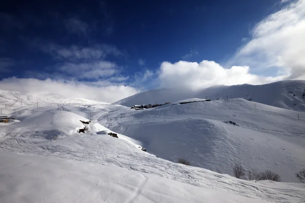 Visualizar na estância de esqui em dia de sol — Fotografia de Stock