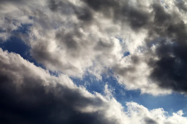 Cielo azul con nubes oscuras —  Fotos de Stock