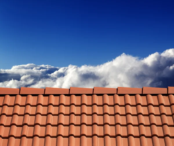 Telhas e céu ensolarado com nuvens — Fotografia de Stock