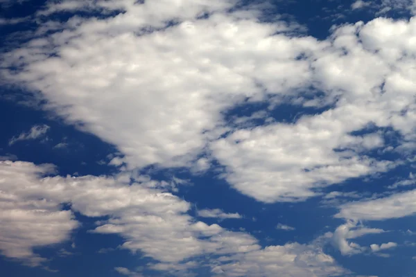 Céu azul e nuvens brancas — Fotografia de Stock