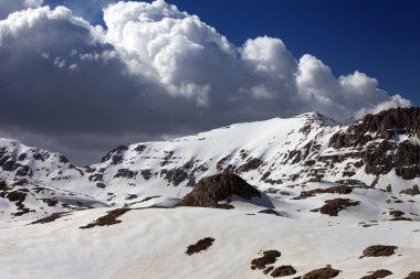 Güneşli bir günde karlı dağlar
