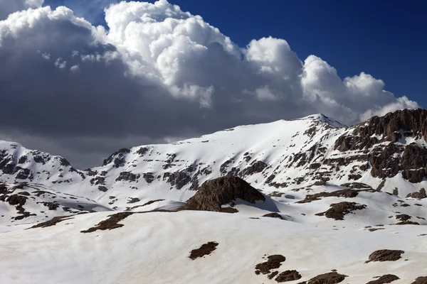 Montanhas nevadas em dia ensolarado — Fotografia de Stock