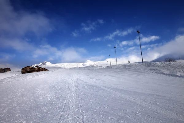 Ski slope and hotel in winter mountains — Stock Photo, Image