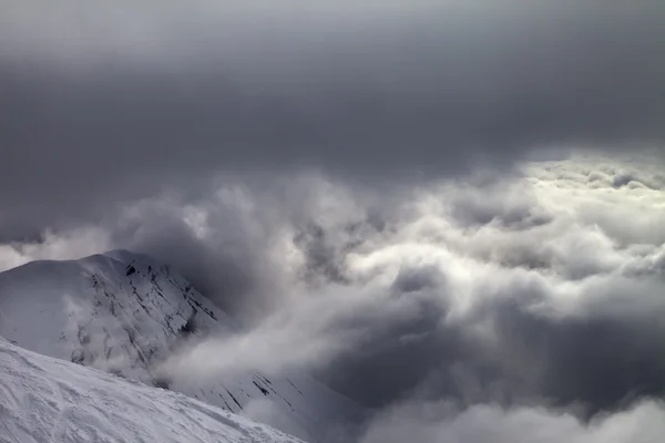 Pendenza fuoripista e rocce innevate in caso di maltempo — Foto Stock