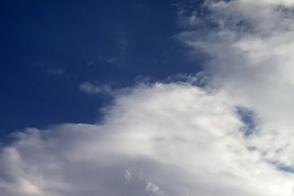 Céu azul com nuvem — Fotografia de Stock