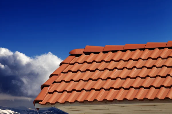 Dakpannen en blauwe hemel in mooie dag — Stockfoto