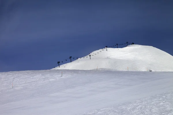 Kayak pisti ve teleferik mavi gökyüzü — Stok fotoğraf