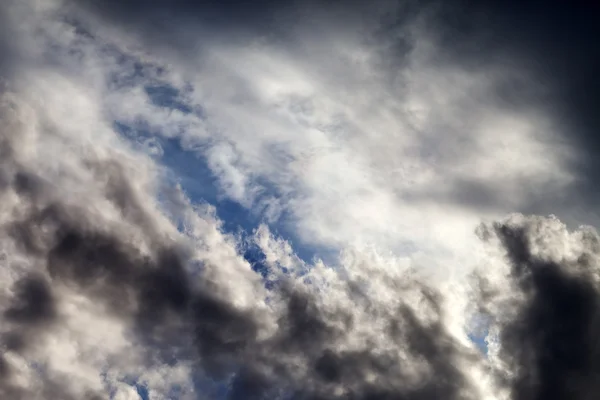 Niebo z promieni słonecznych i ciemne chmury — Zdjęcie stockowe