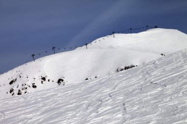 devreden eğimi ve teleferik mavi gökyüzü