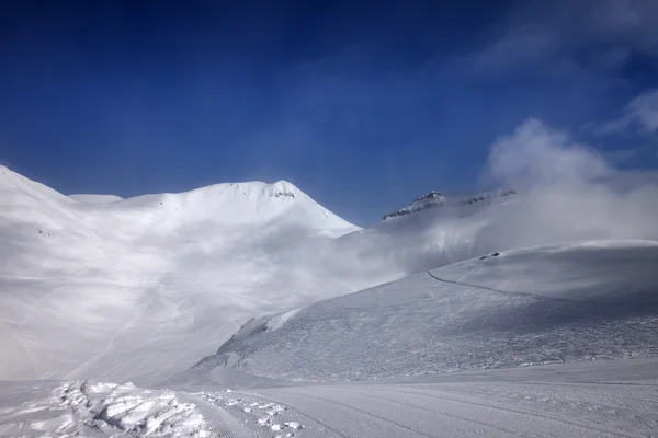 Pista de esquí con rastro de motonieve en buen día —  Fotos de Stock