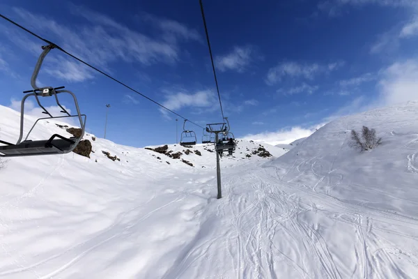 Seggiovia con gli sciatori in montagna invernale — Foto Stock