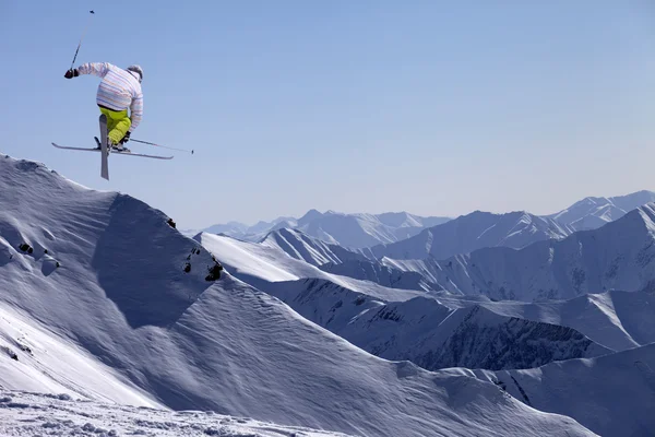 Saltador de esqui estilo livre com esquis cruzados — Fotografia de Stock
