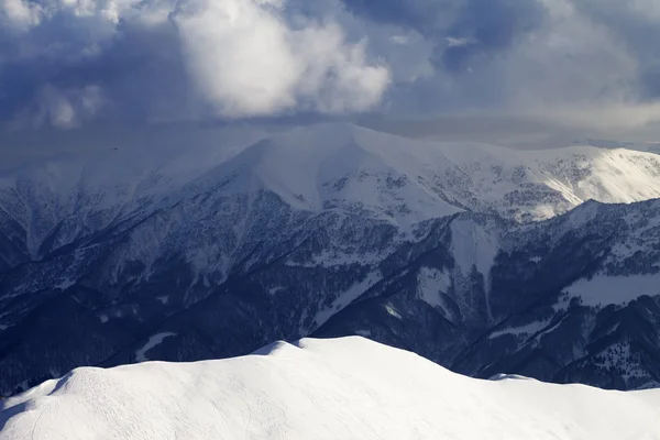 Vue de dessus sur pente hors piste éclairée — Photo