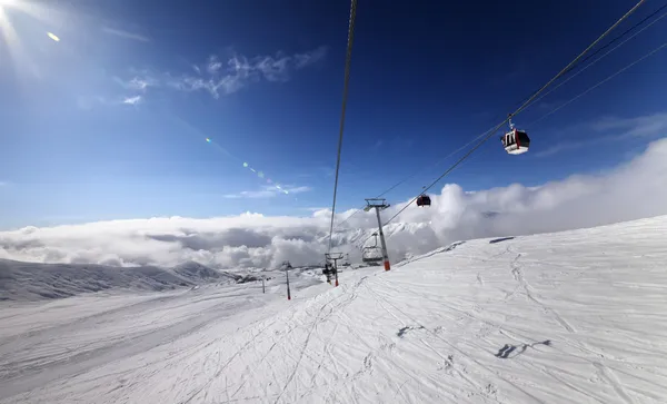 Gondola and chair lift in nice sunny day. — Stock Photo, Image