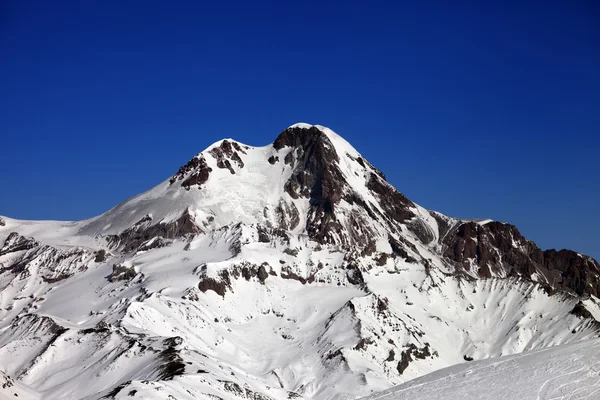 Monte kazbek em dia de inverno agradável — Fotografia de Stock