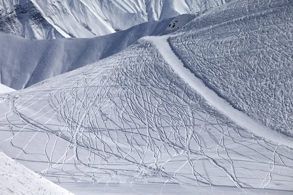 凝结得死死和整齐的边坡的滑雪和滑雪板从跟踪 — 图库照片