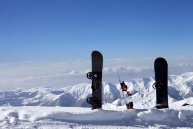 Güneş gün devreden yamaç yakınlarında karda üç snowboard