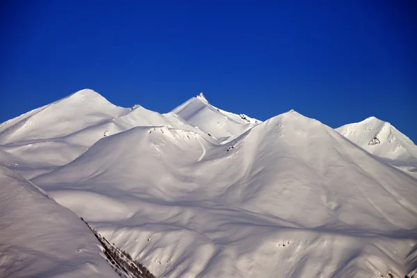 Snötäckta berg i morgon — Stockfoto